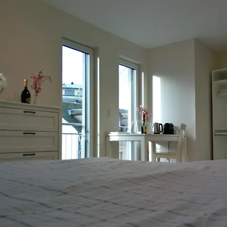 לינה וארוחת בוקר Elegant Bedroom At Luxembourg Gare *