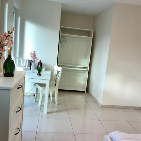 לינה וארוחת בוקר Elegant Bedroom At Gare *