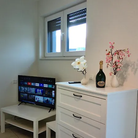 Elegant Bedroom At Gare לינה וארוחת בוקר