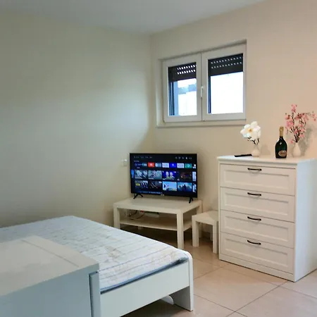 Bed & Breakfast Elegant Bedroom At Luxembourg Gare Luxemburg