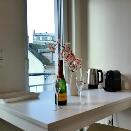 Elegant Bedroom At Luxembourg Gare Bed & Breakfast