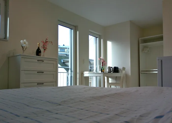 住宿加早餐酒店 Elegant Bedroom At Luxembourg Gare *