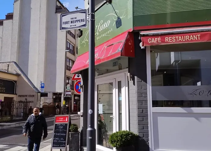 Elegant Bedroom At Gare Couette-café